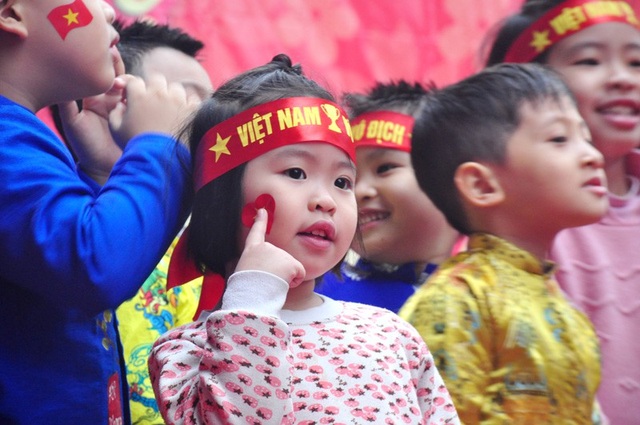 Thú vị em nhỏ hát "Việt Nam ơi" cổ động U23 Việt Nam chiến thắng - 1
Các em nhỏ cổ động các cầu thủ U23 Việt Nam vươn cao