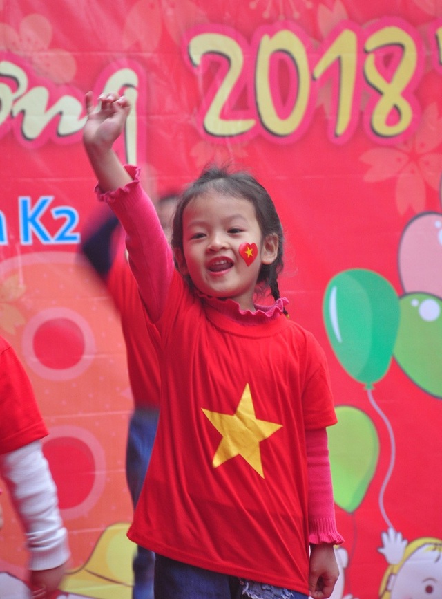 Thú vị em nhỏ hát "Việt Nam ơi" cổ động U23 Việt Nam chiến thắng - 3 Thú vị em nhỏ hát "Việt Nam ơi" cổ động U23 Việt Nam chiến thắng - 3