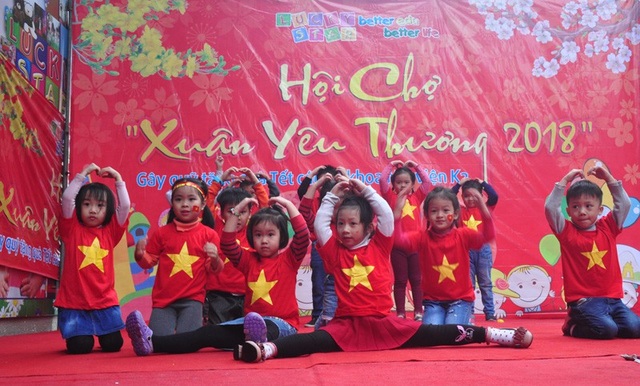 Thú vị em nhỏ hát "Việt Nam ơi" cổ động U23 Việt Nam chiến thắng - 4
Tiết mục trình diễn đầy thú vị của các em nhỏ.
