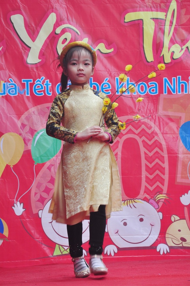 Thú vị em nhỏ hát "Việt Nam ơi" cổ động U23 Việt Nam chiến thắng - 8
Các em nhỏ tự tin trong màn trình diễn trang phục áo dài