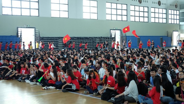 Sinh viên xếp hạc giấy chúc may mắn cho đội U23 Việt Nam - 8 Nhà thi đấu của trường ĐH Tôn Đức Thắng sẽ có hơn 5000 sinh viên xem trực tiếp trận chung kết của U23 Việt Nam