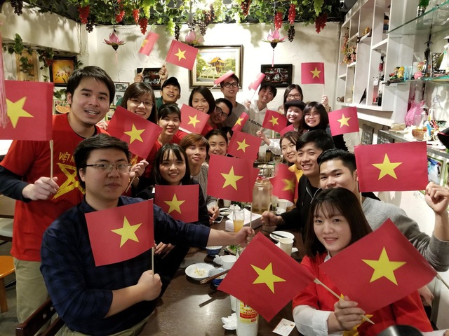 Du học sinh Việt khắp 5 châu thức trắng đêm, rực lửa cảm xúc cổ vũ U23 Việt Nam - 16 Sinh viên Việt Nam tại Nhật Bản tập trung tại nhiều địa điểm khắp thành phố Tokyo để cổ vũ cho đội tuyển Việt Nam.