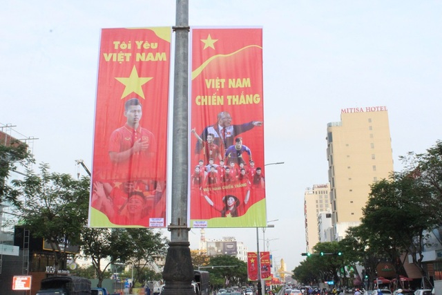 Việt Nam rực sắc đỏ trước trận chung kết U23 châu Á - 18 Nhiều tuyến đường của thành phố Đà Nẵng được treo áp phích, pano để cổ vũ cho đội tuyển U23 Việt Nam