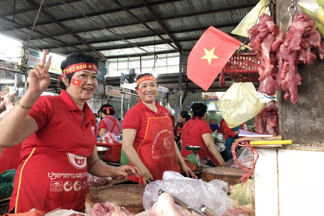 Tiểu thương "nhuộm" đỏ chợ bằng cờ Tổ quốc cổ vũ U23 Việt Nam - 1
Cờ đỏ sao vàng rực rỡ khắp các lối vào các chợ trung tâm ở Đà Nẵng