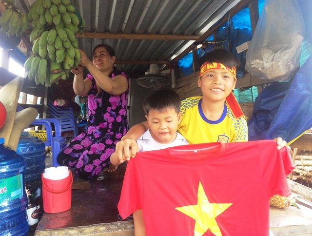 Tiểu thương "nhuộm" đỏ chợ bằng cờ Tổ quốc cổ vũ U23 Việt Nam - 6
Hai anh em Võ Hoàn Sỹ sẵn sàng cổ vũ U23 Việt Nam