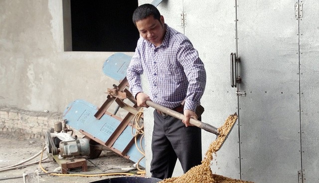 "Ông vua vịt trời" kiếm tiền tỷ mỗi năm - 1
Có được thành công như ngày hôm nay, anh Nguyễn Đăng Cường (38 tuổi, ở xã Đại Đồng Thành, Thuận Thành, Bắc Ninh) cũng từng phải trải qua nhiều thất bạt. Gia cảnh khó khăn phải nghỉ học từ sớm, anh bôn ba khắp trong Nam ngoài Bắc, từng làm nhân viên bảo vệ, kinh doanh bán lẻ siêu thị… nhưng đều không thành công.