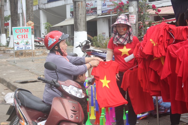 Việt Nam rực sắc đỏ trước trận chung kết U23 châu Á - 28 Mặt hàng nóng nhất hôm nay. (Ảnh: Phạm Hoàng)