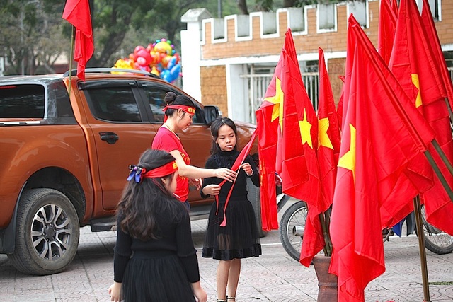 Việt Nam rực sắc đỏ trước trận chung kết U23 châu Á - 26 Cờ và băng đeo được bán khắp phố (Ảnh: Nguyễn Duy)