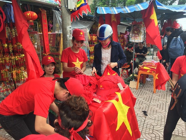 Tiểu thương "nhuộm" đỏ chợ bằng cờ Tổ quốc cổ vũ U23 Việt Nam - 4 Người dân đổ xô đi mua cờ Tổ quốc, băng rôn để cổ vũ tình thần đội tuyển U23