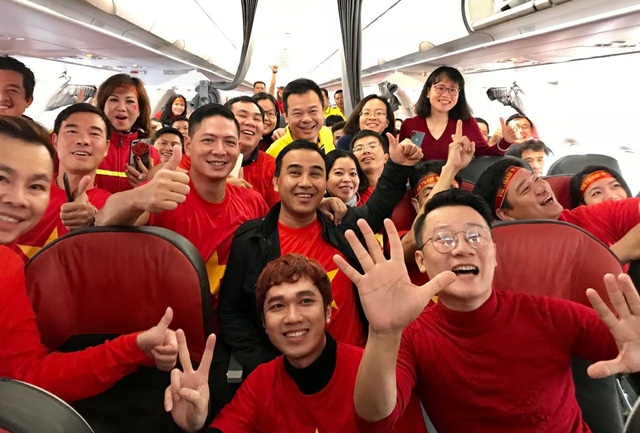 Quyền Linh, Hoàng Bách, Bình Minh lên đường đi cổ vũ U23 Việt Nam từ 3h sáng - 6 Quyền Linh, Hoàng Bách, Bình Minh lên đường đi cổ vũ U23 Việt Nam từ 3h sáng - 6