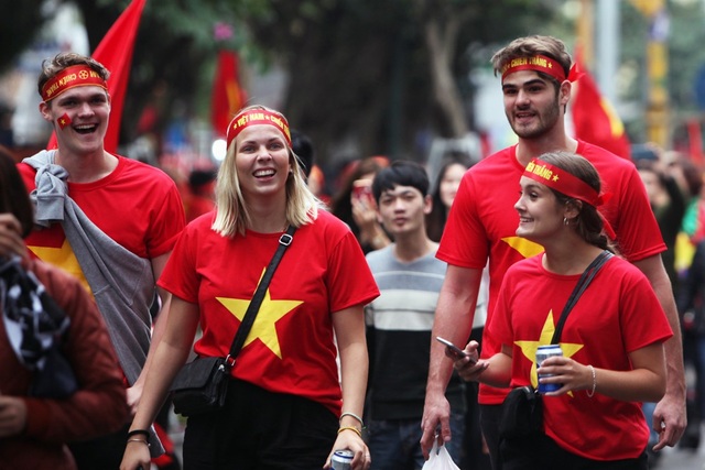 Cờ Việt Nam cầm tay sẽ trở thành biểu tượng của sự đoàn kết và tình nguyện trong các hoạt động xã hội. Những tình nguyện viên và nhóm hoạt động xã hội sẽ trang trí các sự kiện cộng đồng bằng bản sắc dân tộc và văn hóa Việt Nam được thể hiện qua lá cờ quốc kỳ.