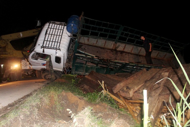 Xe tải lật phát hiện nhiều phách gỗ ngụy trang dưới lớp gỗ keo
