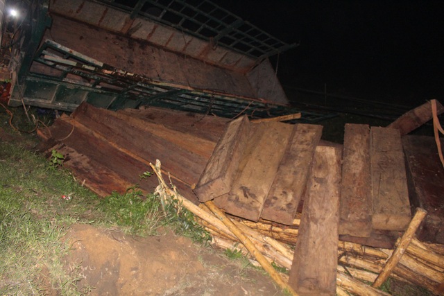 Nhiều phách gỗ lậu phát hiện sau khi xe tải lật