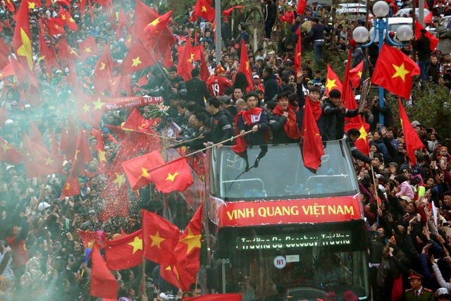 Xe chở U23 Việt Nam diễu hành giữa rừng cờ đỏ sao vàng - 8 Xe chở U23 Việt Nam diễu hành giữa rừng cờ đỏ sao vàng - 8