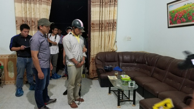 Giết chủ nợ rồi phi tang xác trong rẫy cà phê - 3 Vũ đang thực nghiệm lại hành vi giết chết anh T.