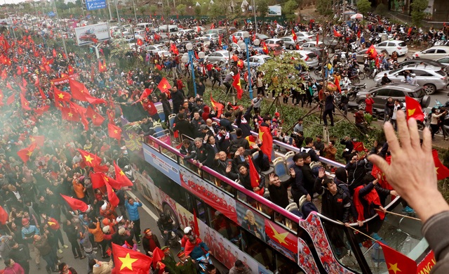 5 tiếng đồng hồ đi giữa biển người của đội tuyển U23 Việt Nam - 13 Huấn luyện viên Park Hang Seo và các cầu thủ vẫy chào người dân đứng trên cầu vượt chờ đón. (Ảnh: Tiến Nguyên)