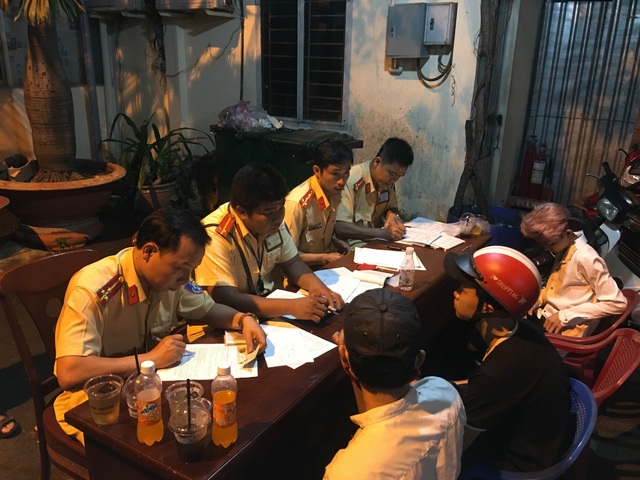 Cảnh sát khống chế hàng trăm thanh niên quá khích sau trận chung kết U23 Việt Nam - 10 Cảnh sát khống chế hàng trăm thanh niên quá khích sau trận chung kết U23 Việt Nam - 10
