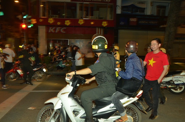 Cảnh sát khống chế hàng trăm thanh niên quá khích sau trận chung kết U23 Việt Nam - 3 Cảnh sát khống chế hàng trăm thanh niên quá khích sau trận chung kết U23 Việt Nam - 3