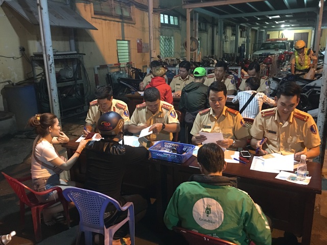 Cảnh sát khống chế hàng trăm thanh niên quá khích sau trận chung kết U23 Việt Nam - 11 CSGT tiến hành lập biên bản với những người quá khích