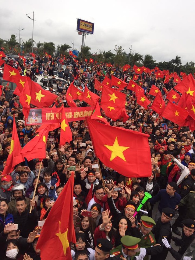 Tuyển thủ U23 Đức Chinh live stream, Duy Mạnh khoe ảnh chụp với fans từ trên xe bus - 6 Rừng fan chào đón các cầu thủ U23 Việt Nam