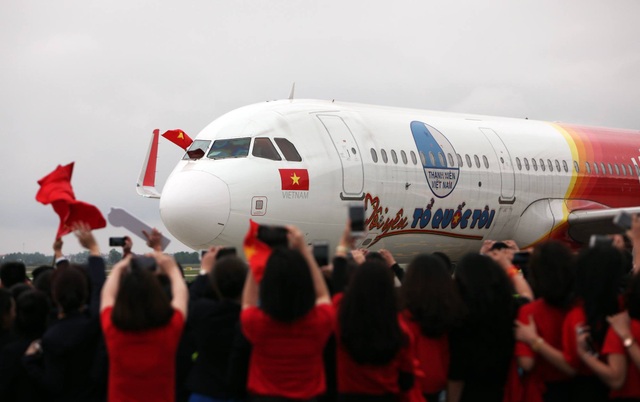 Xe chở U23 Việt Nam diễu hành giữa rừng cờ đỏ sao vàng - 32
Người hâm mộ ra đón U23 tận cửa máy bay...