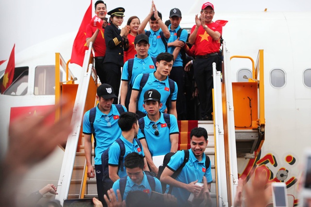 Xe chở U23 Việt Nam diễu hành giữa rừng cờ đỏ sao vàng - 27 Xe chở U23 Việt Nam diễu hành giữa rừng cờ đỏ sao vàng - 27