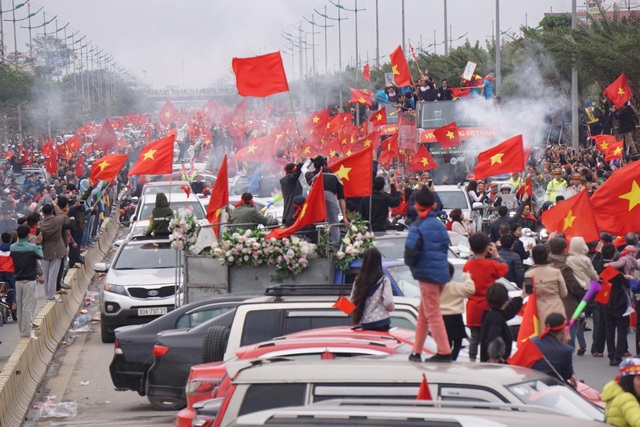 Xe chở U23 Việt Nam diễu hành giữa rừng cờ đỏ sao vàng - 20 Xe chở U23 Việt Nam diễu hành giữa rừng cờ đỏ sao vàng - 20
