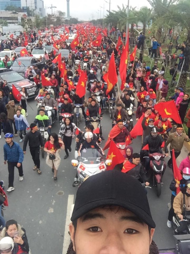 Tuyển thủ U23 Đức Chinh live stream, Duy Mạnh khoe ảnh chụp với fans từ trên xe bus - 3 Hàng triệu người hâm mộ chạy đuổi theo chiếc xe bus chở các cầu thủ U23 Việt Nam. Đức Chinh nói rằng anh cảm thấy rất hạnh phúc.
