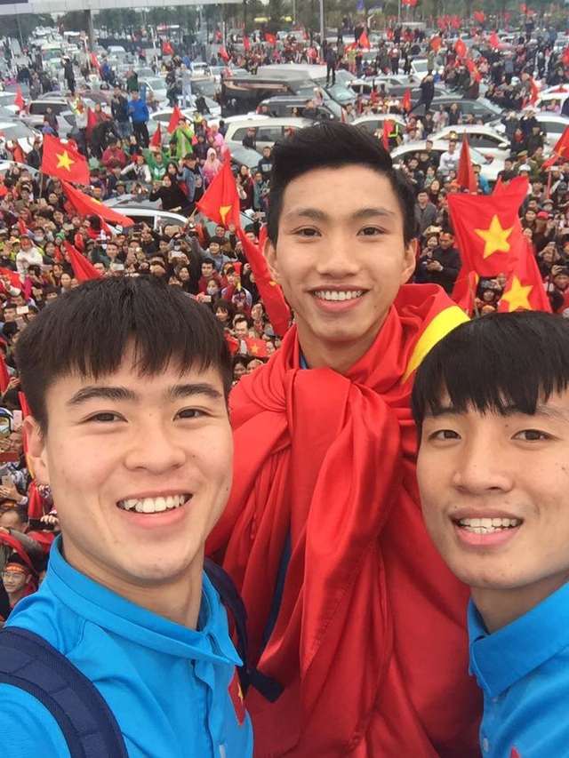 Tuyển thủ U23 Đức Chinh live stream, Duy Mạnh khoe ảnh chụp với fans từ trên xe bus - 4 Duy Mạnh, Văn Hậu, Tiến Dũng chụp ảnh selfie với người hâm mộ