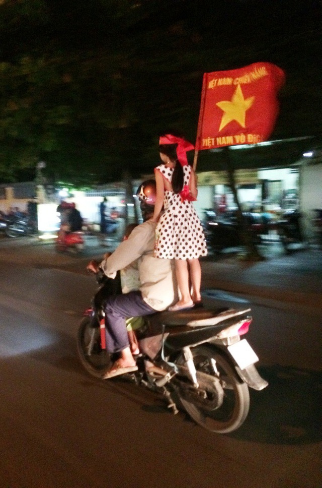 Những thiên thần nhỏ “cháy” hết mình cùng U23 Việt Nam - 10 Một ít phụ huynh mạo hiểm để các cháu đứng trên xe thế này... rất nguy hiểm