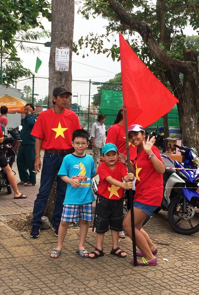 Những thiên thần nhỏ “cháy” hết mình cùng U23 Việt Nam - 1 Chuẩn bị ra sân cổ vũ U23 Việt Nam