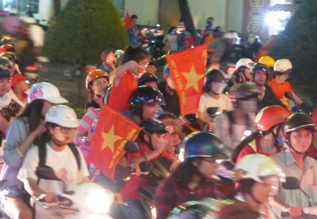 Những thiên thần nhỏ “cháy” hết mình cùng U23 Việt Nam - 7
Và cùng cha xuống đường...