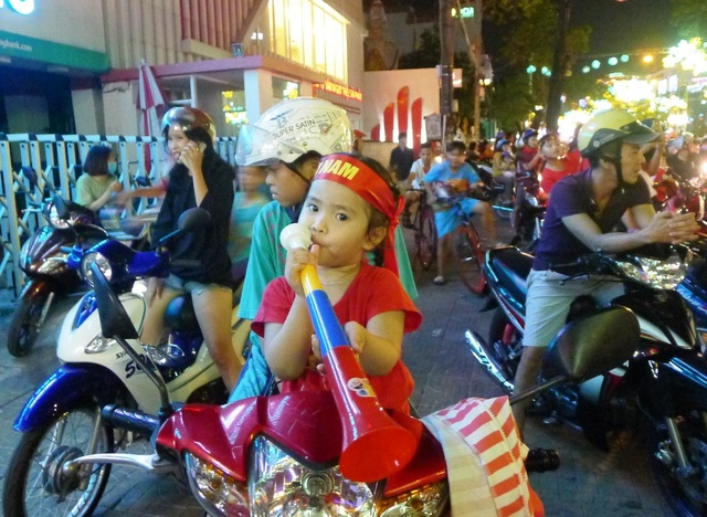 Những thiên thần nhỏ “cháy” hết mình cùng U23 Việt Nam - 6 Cố gắng thổi kèn...