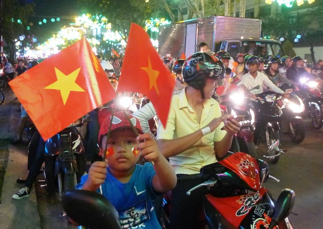 Những thiên thần nhỏ “cháy” hết mình cùng U23 Việt Nam - 4 Hết mình cùng đội tuyển...