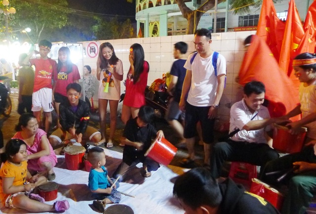 Những thiên thần nhỏ “cháy” hết mình cùng U23 Việt Nam - 11
Các thiên thần nhí... đánh trống mừng U23 Việt Nam hoàn thành sứ mệnh lịch sử