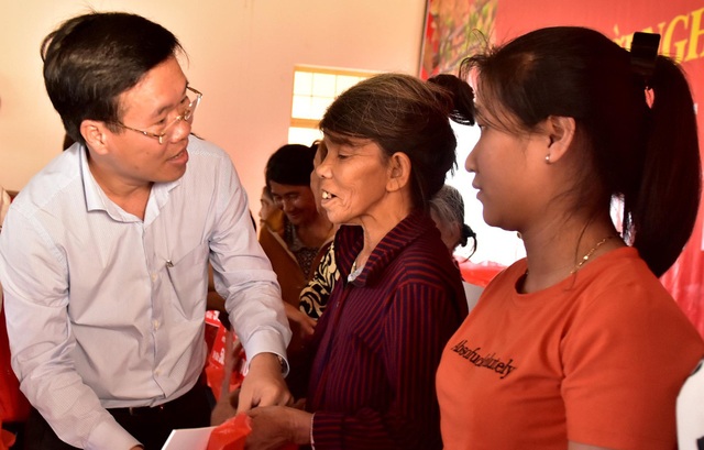 Trưởng Ban Tuyên giáo Trung ương thăm, tặng quà người dân vùng lũ - 1 Trưởng ban Tuyên giáo Trung ương Võ Văn Thưởng ân cần thăm hỏi, trao tặng 200 suất quà cho người dân huyện Bình Sơn.