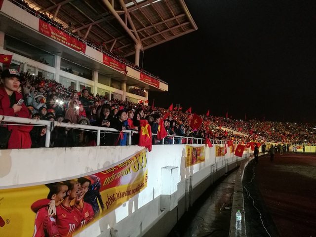Thầy trò HLV Park Hang Seo hát ca khúc "Niềm tin chiến thắng" ở Mỹ Đình - 10
Người hâm mộ vẫn háo hức chờ đợi thầy trò HLV Park Hang Seo