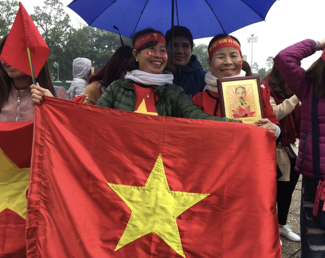 Xe chở U23 Việt Nam diễu hành giữa rừng cờ đỏ sao vàng - 39 Xe chở U23 Việt Nam diễu hành giữa rừng cờ đỏ sao vàng - 39