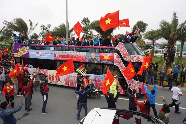 Xe chở U23 Việt Nam diễu hành giữa rừng cờ đỏ sao vàng - 18 Xe chở U23 Việt Nam diễu hành giữa rừng cờ đỏ sao vàng - 18