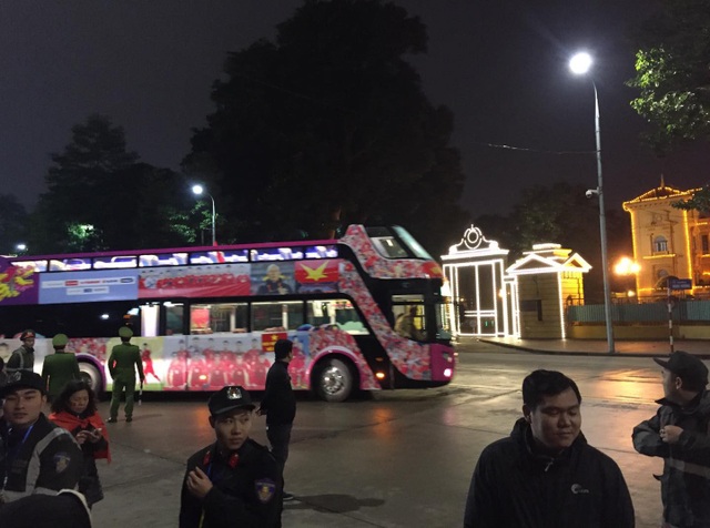 5 tiếng đồng hồ đi giữa biển người của đội tuyển U23 Việt Nam - 2
Ông Park Hang Seo cùng các học trò đến Phủ Chủ tịch lúc trời đã tối. (Ảnh: Việt Hưng)