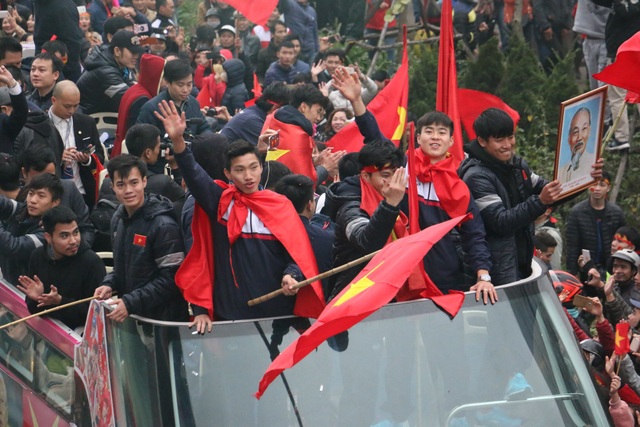 Xe chở U23 Việt Nam diễu hành giữa rừng cờ đỏ sao vàng - 10
Nhiều giờ mắc kẹt trên đường không hề làm các cầu thủ mệt mỏi