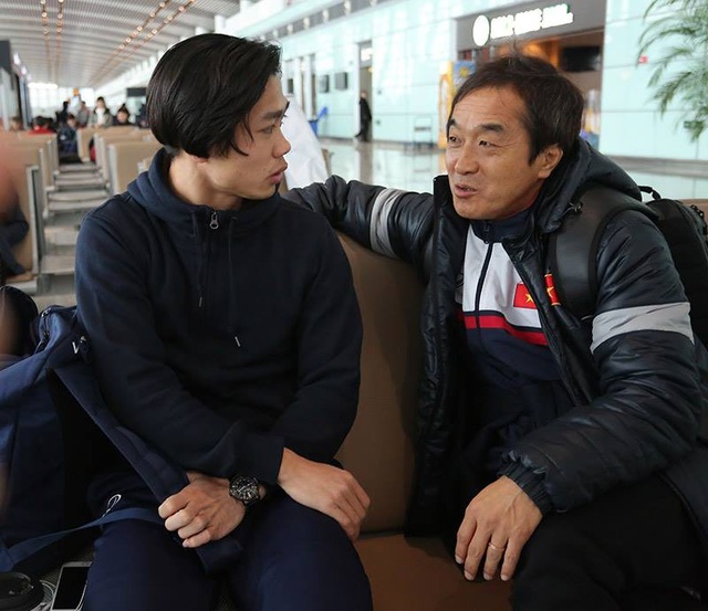 U23 Việt Nam lên chuyên cơ, chuẩn bị về nước - 5
Công Phượng và trợ lý người Hàn Quốc của U23 Việt Nam