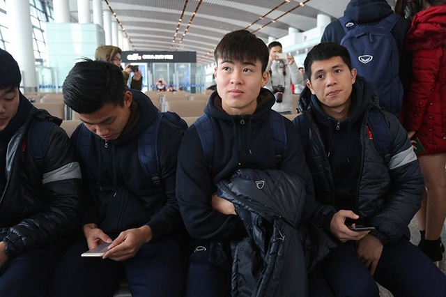 U23 Việt Nam lên chuyên cơ, chuẩn bị về nước - 2
Duy Mạnh và đồng đội ở sân bay, toàn đội sẽ bay từ Thường Châu lúc 10h và sẽ có mặt ở Nội Bài lúc 12h