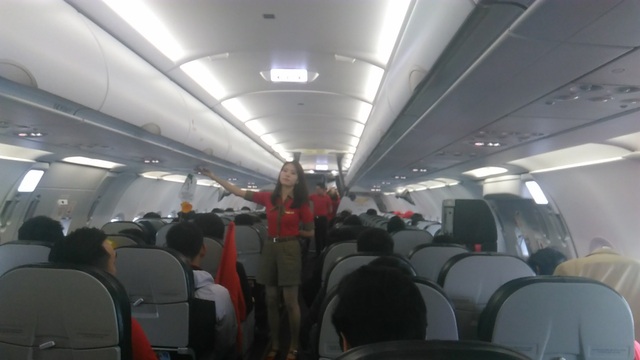 U23 Việt Nam lên chuyên cơ, chuẩn bị về nước - 8
Hình ảnh toàn đội U23 Việt Nam trên chuyên cơ, chuẩn bị về sân bay Nội Bài lúc 12h