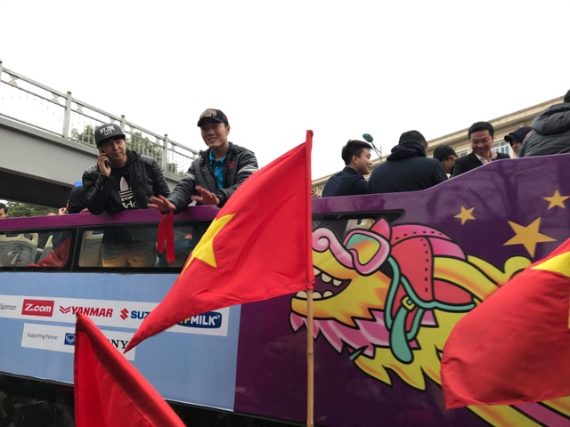 Xe chở U23 Việt Nam diễu hành giữa rừng cờ đỏ sao vàng - 6
Đội trưởng Xuân Trường giơ tay chào người hâm mộ