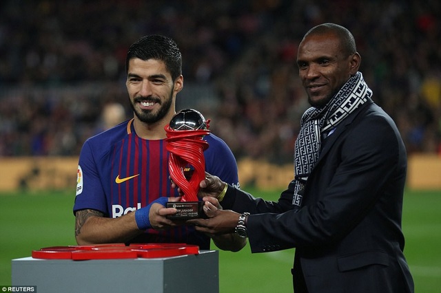 Messi-Suarez lập công, Barcelona vững ngôi đầu bảng La Liga - 21
Luis Suarez nhận danh hiệu cầu thủ hay nhất tháng
