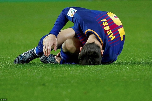
Messi trong tình huống bị đau khi va chạm với cầu thủ Alaves
