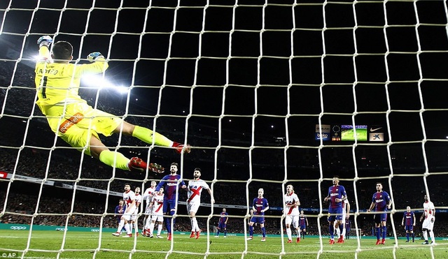 Messi-Suarez lập công, Barcelona vững ngôi đầu bảng La Liga - 1
Barcelona liên tục gây sức ép và áp đảo liên tục Alaves trong cả trận đấu