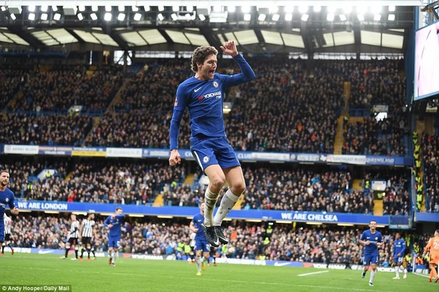 Chelsea 3-0 Newcastle: Ngày của "kép phụ" Batshuayi - 3
Alonso ăn mừng sau khi sút phạt thành bàn