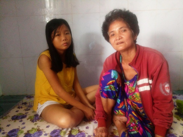 "Cha con chết rồi, con và mẹ khổ lắm !..." - 1 Sau cơn bạo bệnh, chị Hường bị động kinh mãn tính, phải uống thuốc hàng ngày để cầm cự
